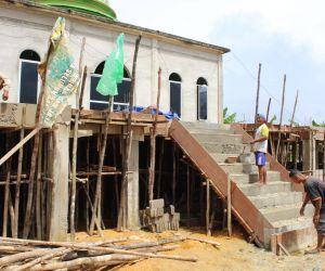 Progres Perehaban Masjid Al Ikhlas oleh Personel TMMD ke-115 Kodim 1202/Skw