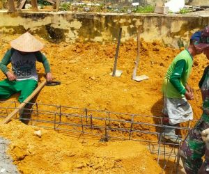 Satgas TMMD ke-115 Kodim 1202/Skw,Mulai Pasang Rangkaian Besi Rehapan  Mesjid Al Ikhlas