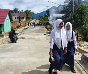 Warga Senang Menikmati Jalan Hasil Karya TMMD Ke-115 kodim 1202/Skw