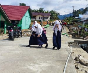Gembiranya Siswi SMP Bermain di Jalan Bukaan TMMD ke 115 kodim 1202/Skw