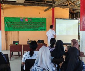 Satgas TMMD kodim 1202/Skw Gandeng Petugas Kesehatan Puskesmas Skw Selatan Berikan Penyuluhan Genre Kepada warga Pangmilang