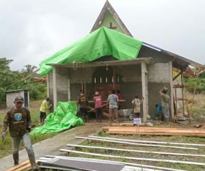 Warga Gotong Royong Bantu Satgas TMMD 115 Rehab Gereja