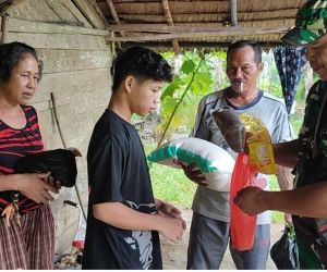 Peduli Kesusahan Warganya, Babinsa Berikan Bantuan Sembako