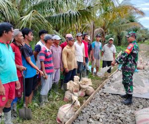 Mudahkan Aktivitas Masyarakat, Babinsa Koramil 1202-03/Sui Raya bantu Warga Cor Jalan