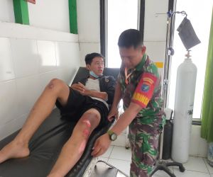 Sikap Mulai Babinsa Koramil 1202-03/Sry, Menolong Warga Alami Kecelakaan Laka Lalin
