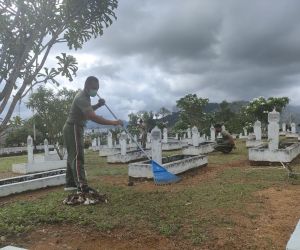Sambut Hari Juang Kartika, Personil Kodim 1202/Singkawang Bersihkan TMP Bambu Runcing