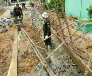 Satgas Gali Parit Kanan dan Kiri Jalan Sasaran Pokok TMMD ke -115