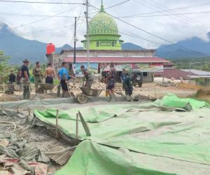 Anggota Satgas TMMD Kebut Pekerjaan Rabat Beton Jalan