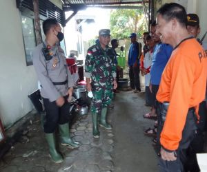 Dandim 1202/skw Bersama Forkopimda cek lokasi banjir serta bangun dapur umum Kepada Masyarakat yang terdampak