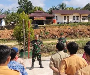 Anggota TMMD Kodim 1202/Skw ajarkan PBB tanamkan kedisiplinan