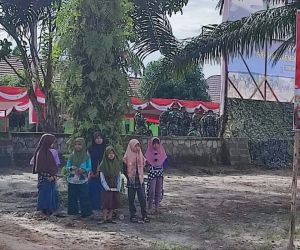 Antusias warga sambut Upacara Penutupan TMMD-115 Kodim 1202/Skw