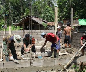 Wujudkan RTLH Program KASAD,Babinsa Koramil 1202-06/Samalantan Bersama Warga Bantu Bedah Rumah