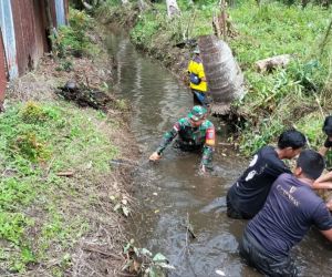 Cegah Banjir, Babinsa Koramil 1202-03/SRY Bersama Warga Bersihan Parit