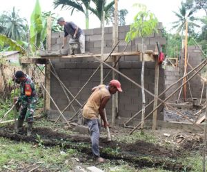 Rehab RTLH Bantuan KASAD di Desa Rantau Terus Digenjot Personel Kodim 1202/Skw