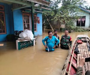 Babinsa 1202-02/Sanggau Ledo Dampingi Pengobatan dan Evakuasi Korban Banjir