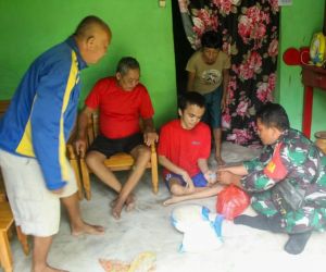 Kepedulian Babinsa Bantu Warganya Yang Lumpuh