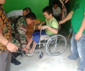 Babinsa Kodim 1202-06/Samalantan dampingi ketua PPDI serahkan bantuan ke warga