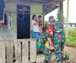 Tingkatkan Ketahanan Sumber Daya Manusia (SDM),Babinsa Koramil 1202-09/Jgb beri Bantuan Pangan dan Mikronutrien upaya Penurunan Stunting.