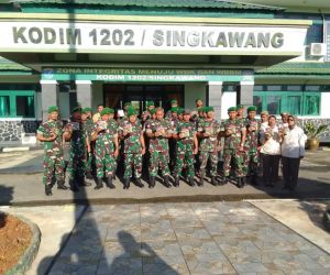 Pembagian Susu Serdadu dari KASAD untuk Prajurit Kodim 1202/Skw