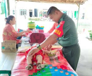 Wujudkan Balita Sehat, Babinsa Dampingi Petugas Berikan Layanan Posyandu