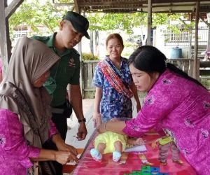 Wujudkan Balita Sehat,Babinsa Dampingi Petugas Berikan Layanan Posyandu