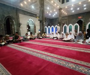 Bersama Warga Binaanya, Babinsa Koramil 1202-03/Sry Tadarus Al-Qur'an