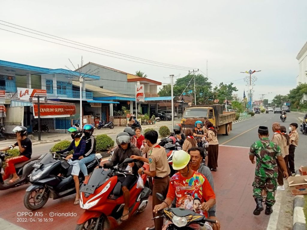 Berbagi Kebersamaan, Kodim 1202/Skw Bersama Pramuka Saka Wira Kartika Bagikan Takjil