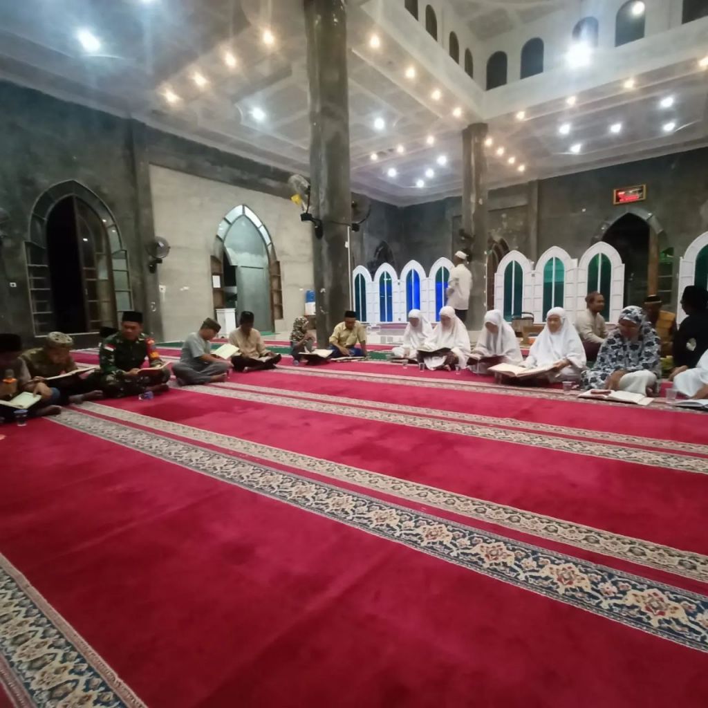 Bersama Warga Binaanya, Babinsa Koramil 1202-03/Sry Tadarus Al-Qur'an